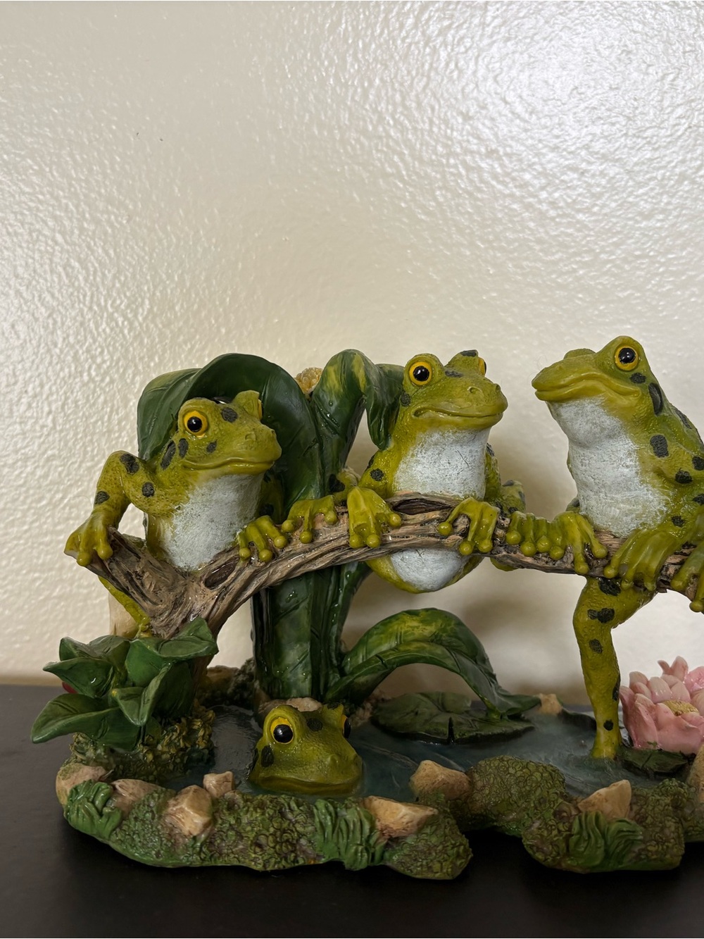 Cute Frogs Figurine Statue